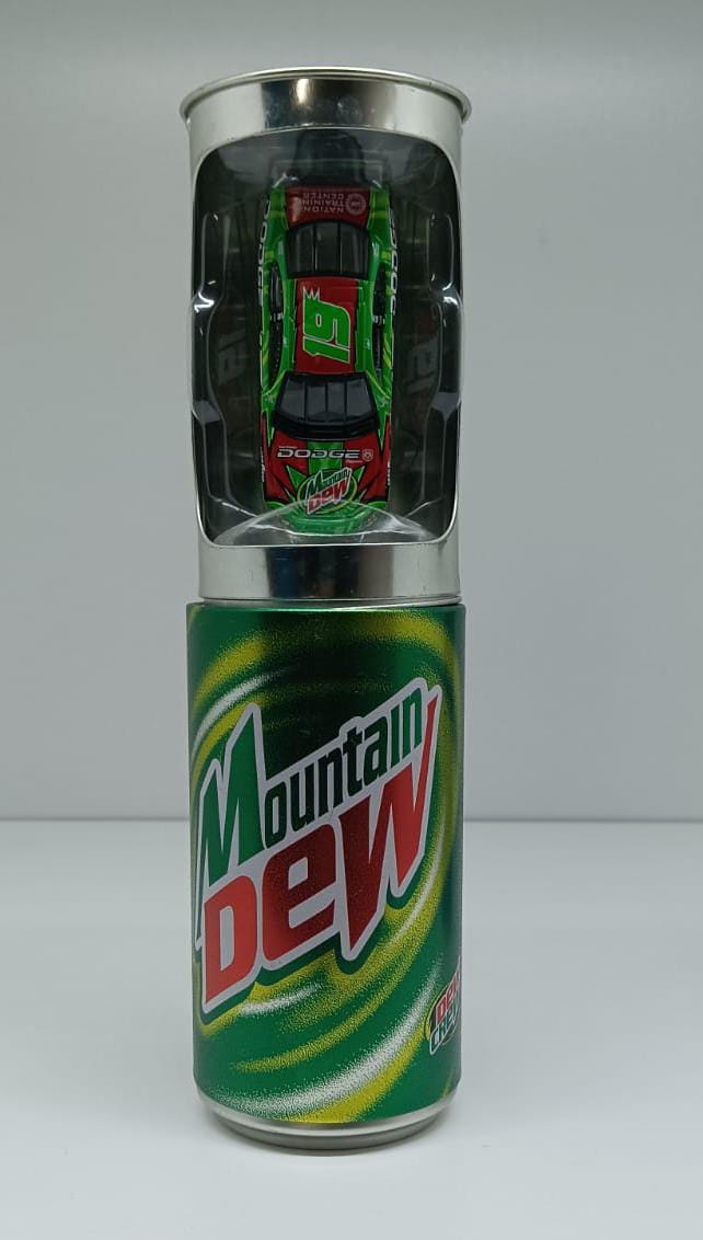 Auto NASCAR #19 Mountain Dew Dodge 1:64 – Edición Especial en Lata de Colección